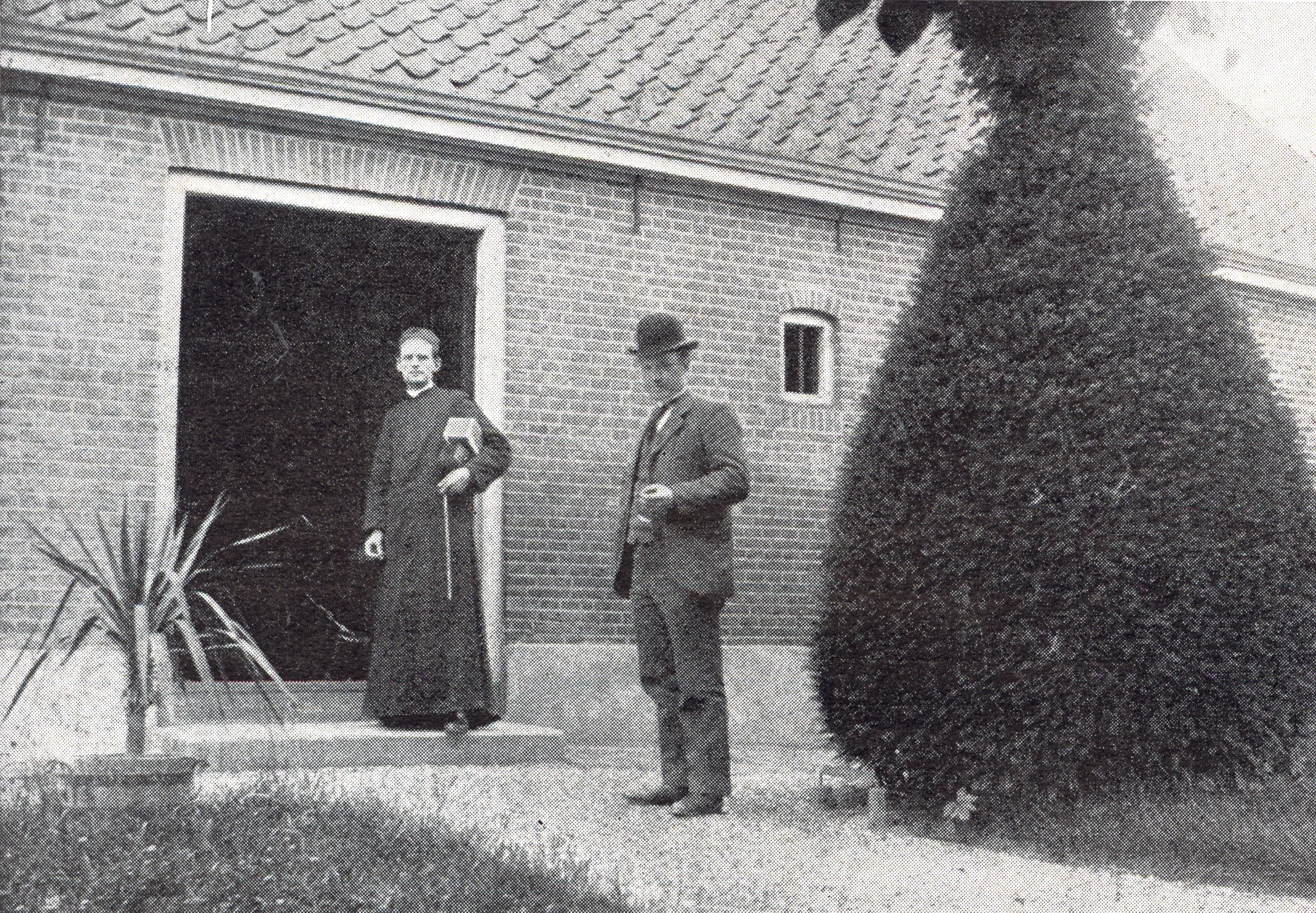02 Ariëns in Steenderen pastorie met Th Huising 1904 Uni tasdebat
